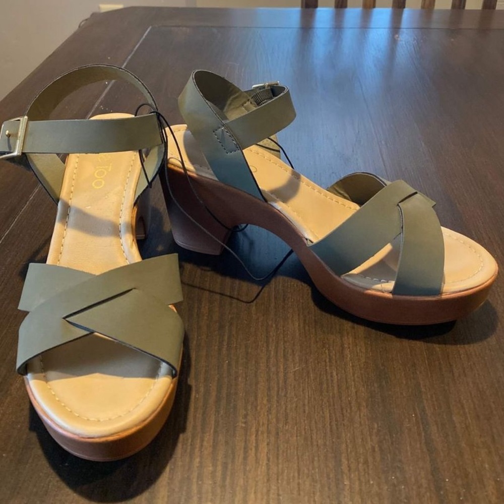 open-toed wedges